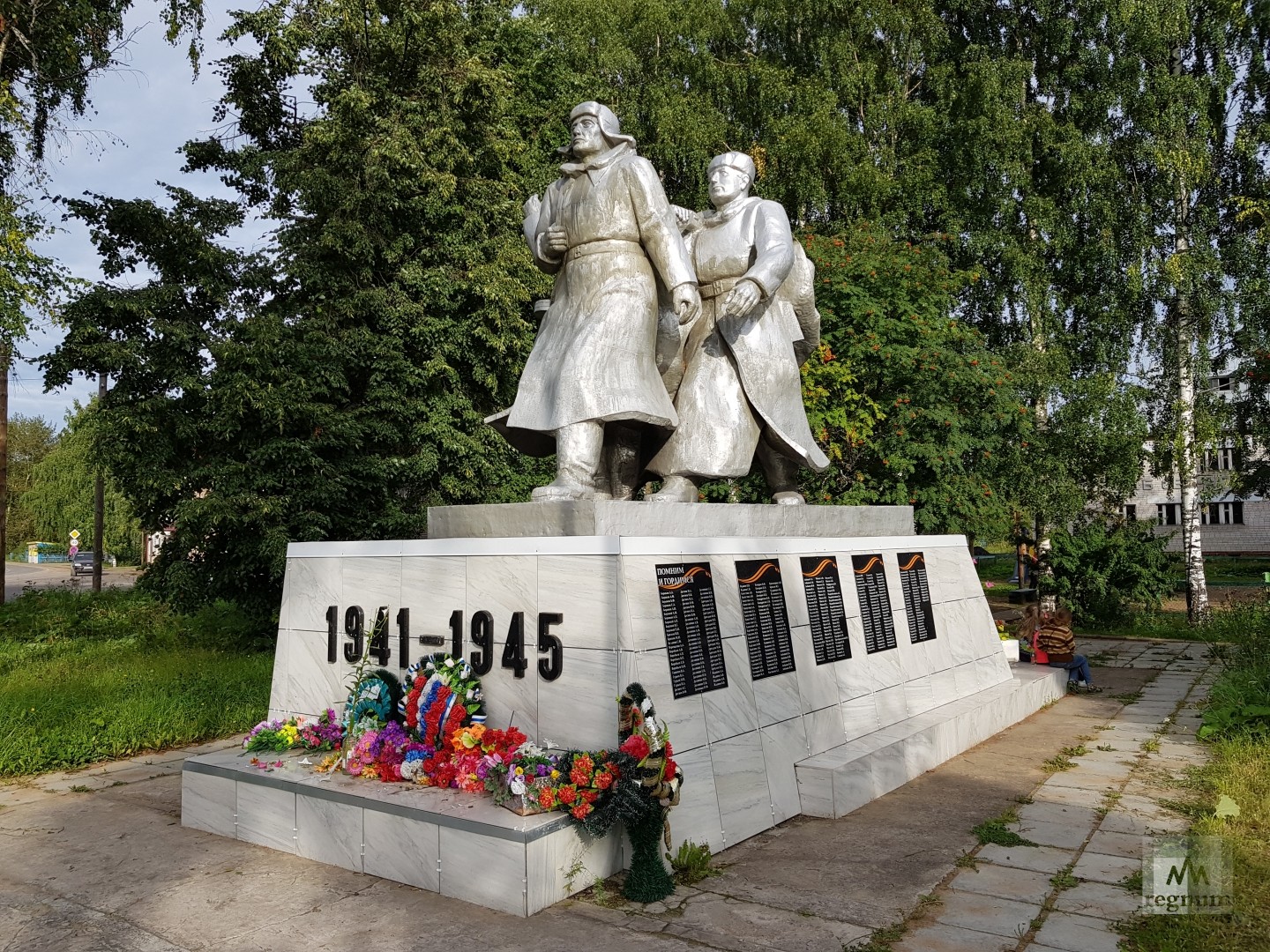 Николай Иванов. Памятник погибшим в Великой Отечественной войне, 1994. Медь, камень. Архитектор Н.А. Ковальчук. Верхняя Тойма, Архангельская область