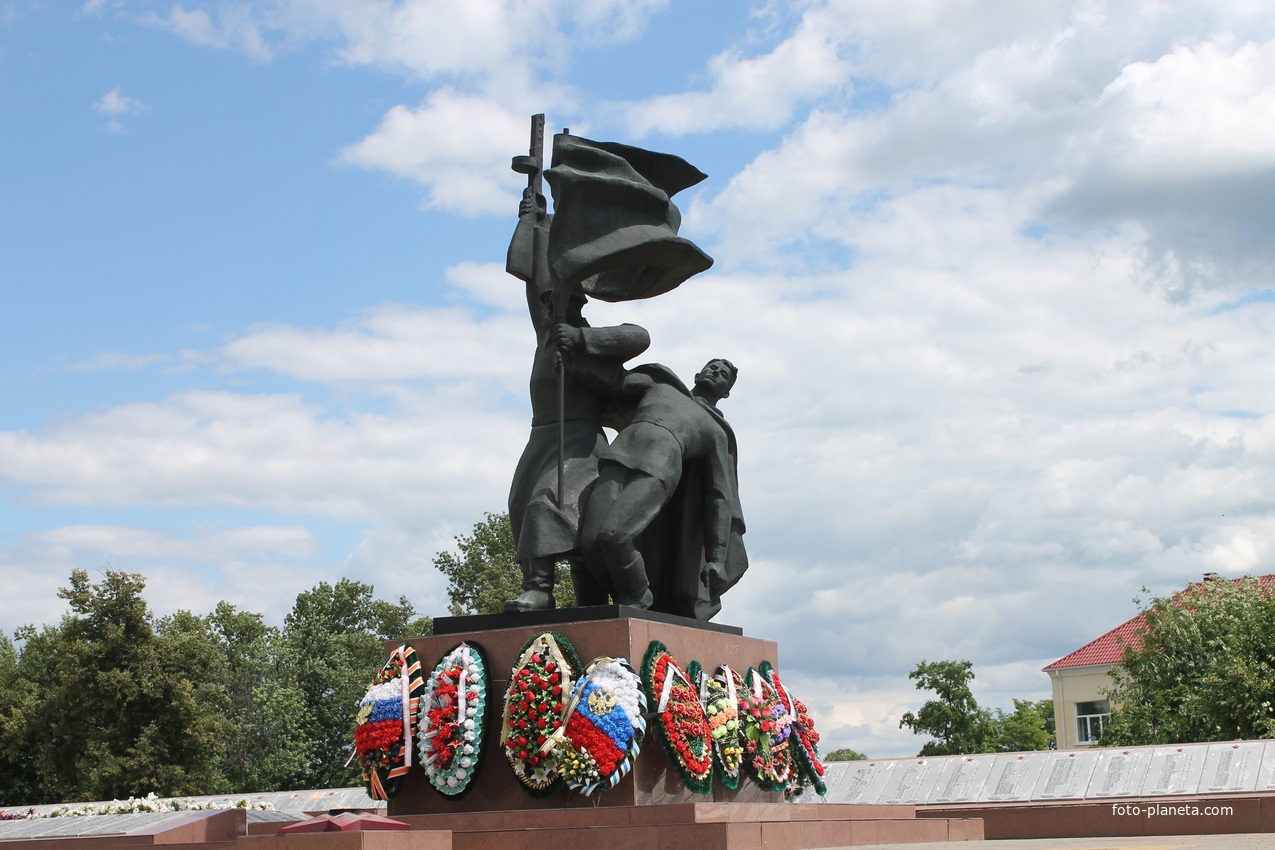 Николай Иванов. Памятник погибшим в Великую Отечественную войну, 1994. Медь, камень. Поселок Томаровка, Белгородская область. Фото Илги Гондаревой