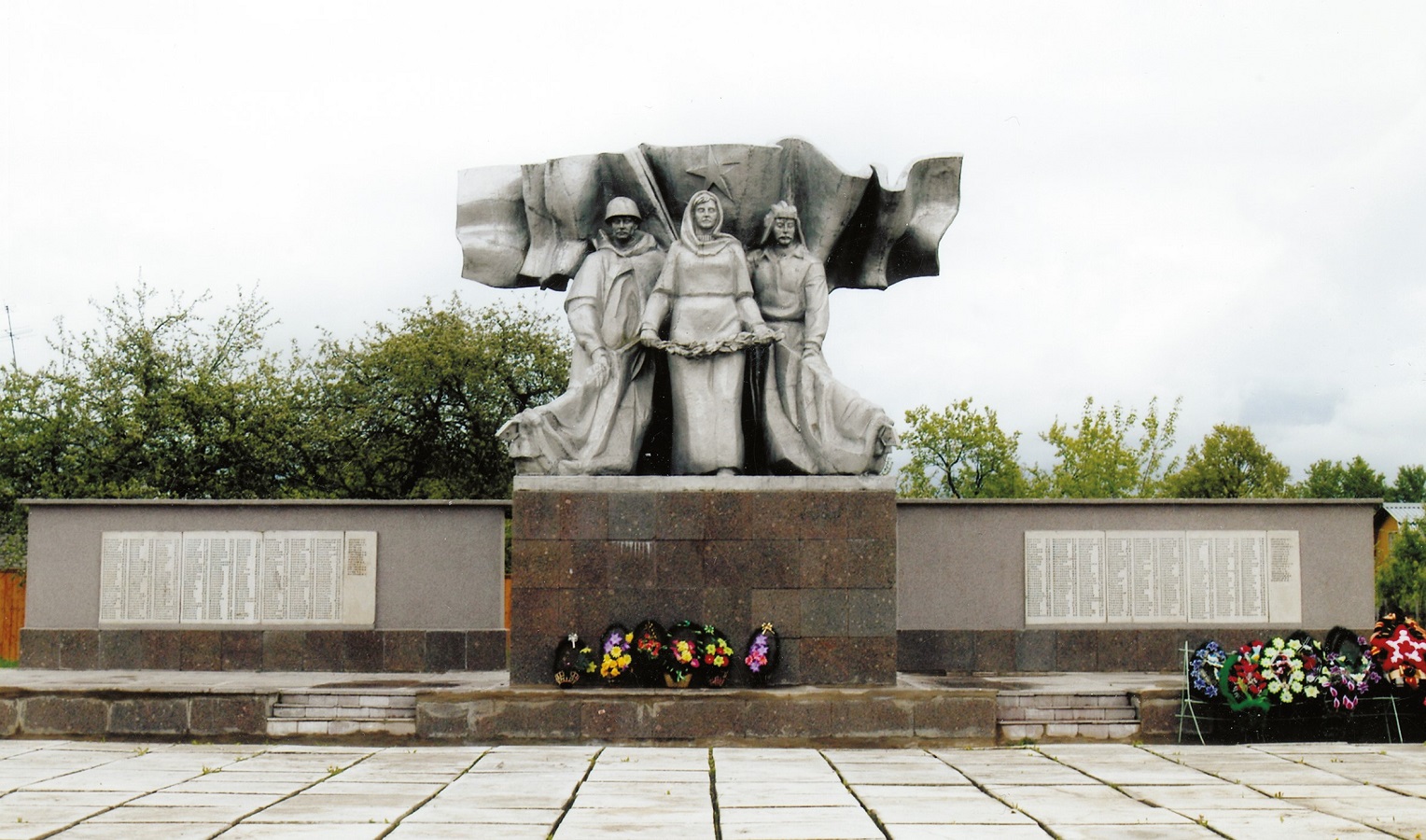 Николай Иванов. Памятник мосальчанам, погибшим в Великой Отечественной войне, 1995. Алюминий, камень. Мосальск, Калужская область. Фото из архива Николая Иванова