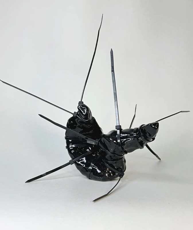 Наталия Иванова. "Стянутые", 2024. Шамот, глазурь, стяжки, 15x6x11 см. Фото из архива Наталии Ивановой