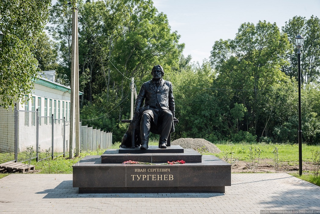 Памятник писателю Ивану Тургеневу, 2018. Бронза, гранит. Село Тургенево, Тульская область