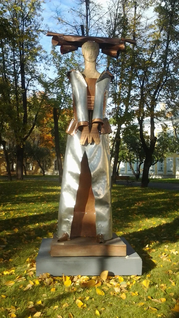 ''Железная купчиха'', 2009.Алюминий, красное дерево, 300х70х70 см