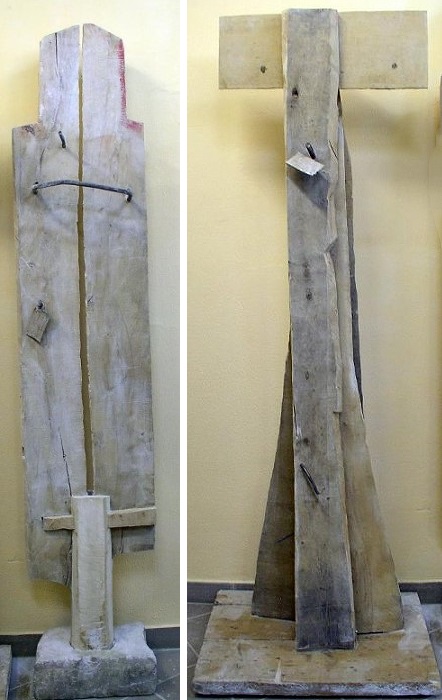 ''Плоские фигуры'', 1990. Дерево, сталь, высота 246 см и 222 см