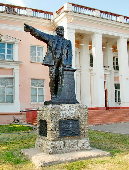 Борис Королев. Памятник В.И. Ленину, 1929. Бронза, камень.Переславль-Залесский