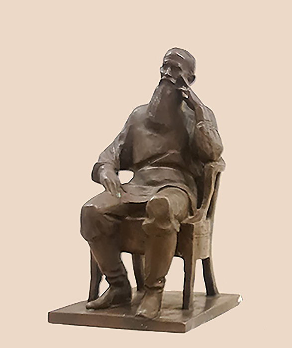 Олег Комов. "Лев Толстой", 1993. Модель памятника для Ясной Поляны в Тульской области. Бронза. Экспозиция персональной выставки О. Комова в Российской академии художеств, Москва, 2022