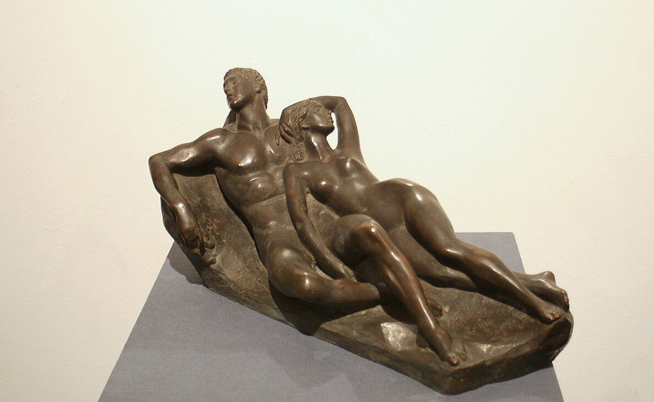 Олег Комов. "Дафнис и Хлоя", 1991. Бронза, высота 22 см. Экспозиция персональной выставки О. Комова в Российской академии художеств, Москва, 2022