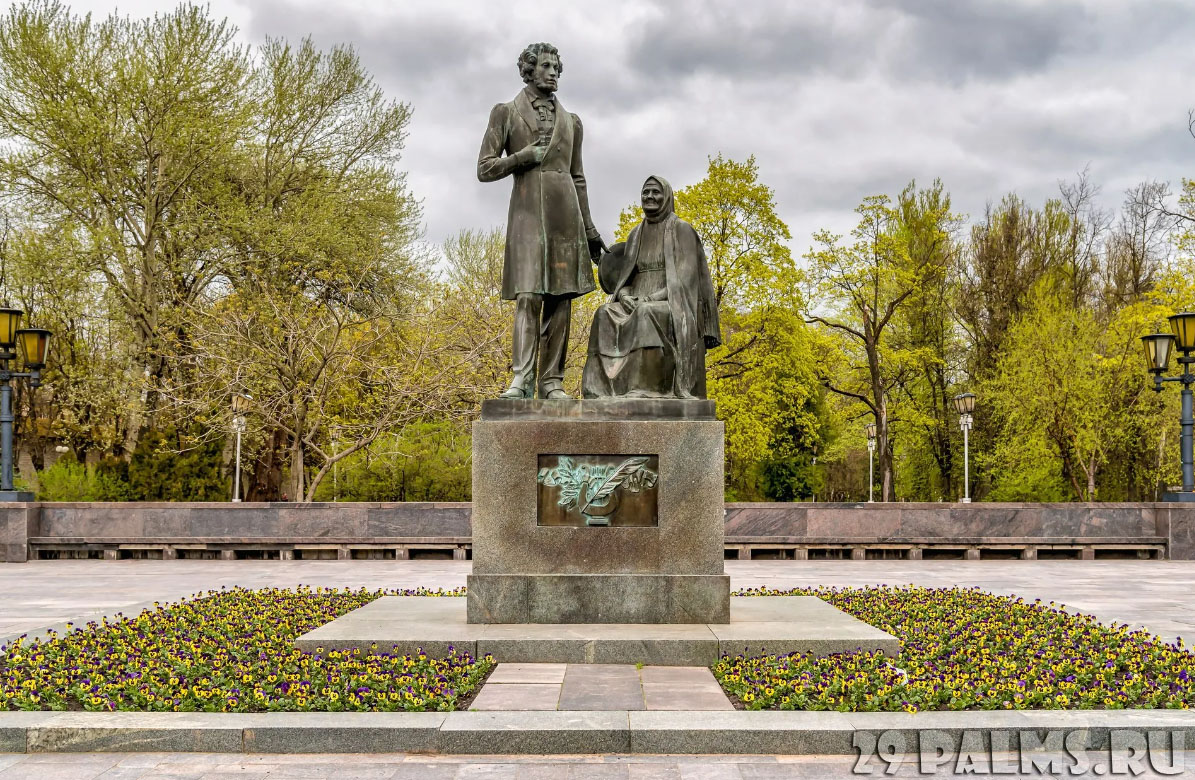 Олег Комов. Памятник А.С. Пушкину и няне Арине Родионовне, 1983. Бронза, гранит, высота фигуры 320 см, высота постамента 280 см. Архитектор М.П. Константинов. Псков