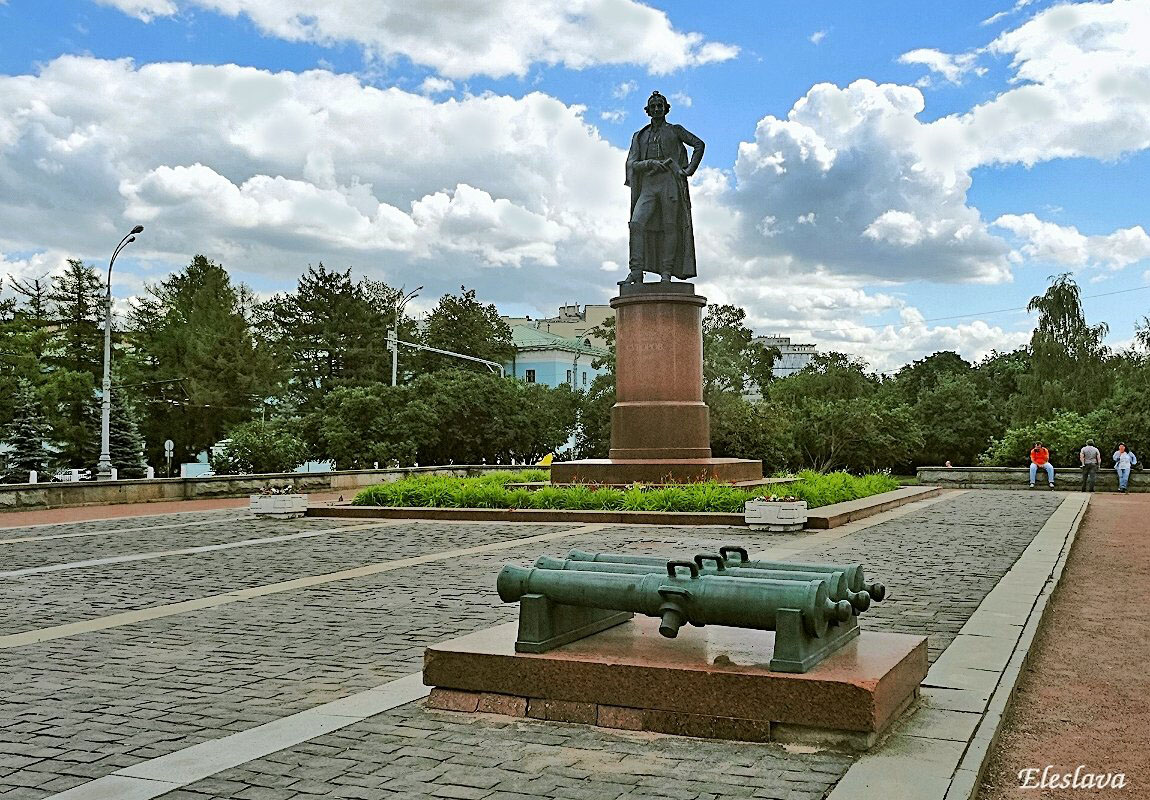 Олег Комов. Памятник А.В. Суворову, 1982. Бронза, гранит, высота фигуры 420 см, высота постамента 480 см. Архитектор В.А. Нестеров. Суворовская площадь, Москва