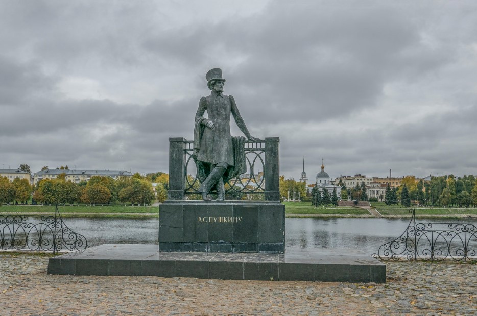 Памятник А.С. Пушкину, 1974. Бронза, высота 350 см, постамент - гранит, высота 0, 7 м.Архитекторы Н. Комова, В. Фролов, скульптор О. Комов.Тверь. Фото: arch-heritage.livejournal.com