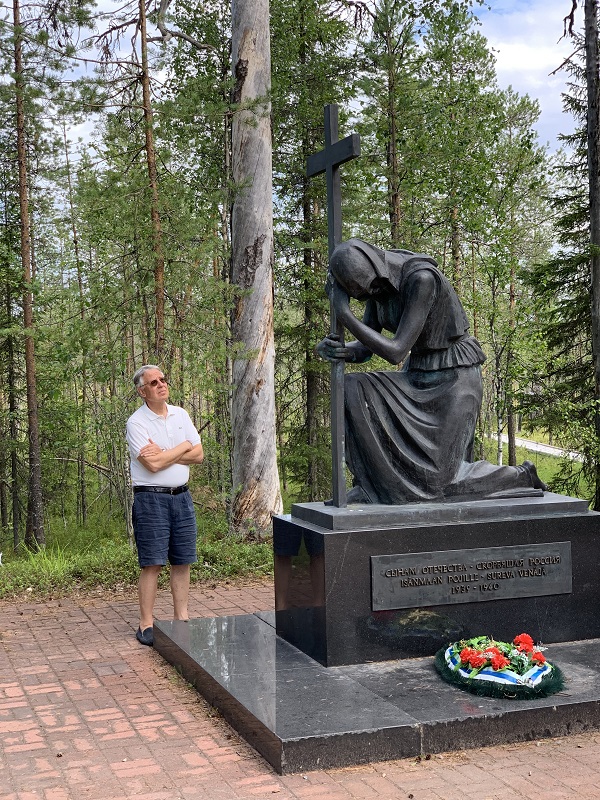 Памятник погибшим в в Зимней войне, 1994. Бронза, камень.Архитектор Н. Комова, скульптор О. Комов.Суомуссалми, Финляндия. Фото из архива Ильи Комова