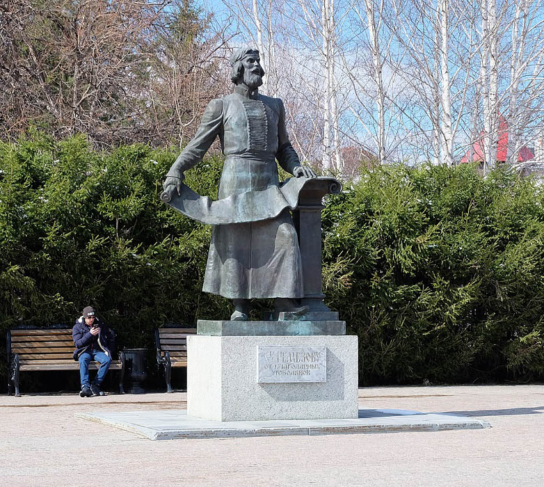 Памятник Семену Ремезову, 1993. Латунь, камень. Архитектор Н. Комова, скульптор О. Комов. Тобольск, Тюменская область