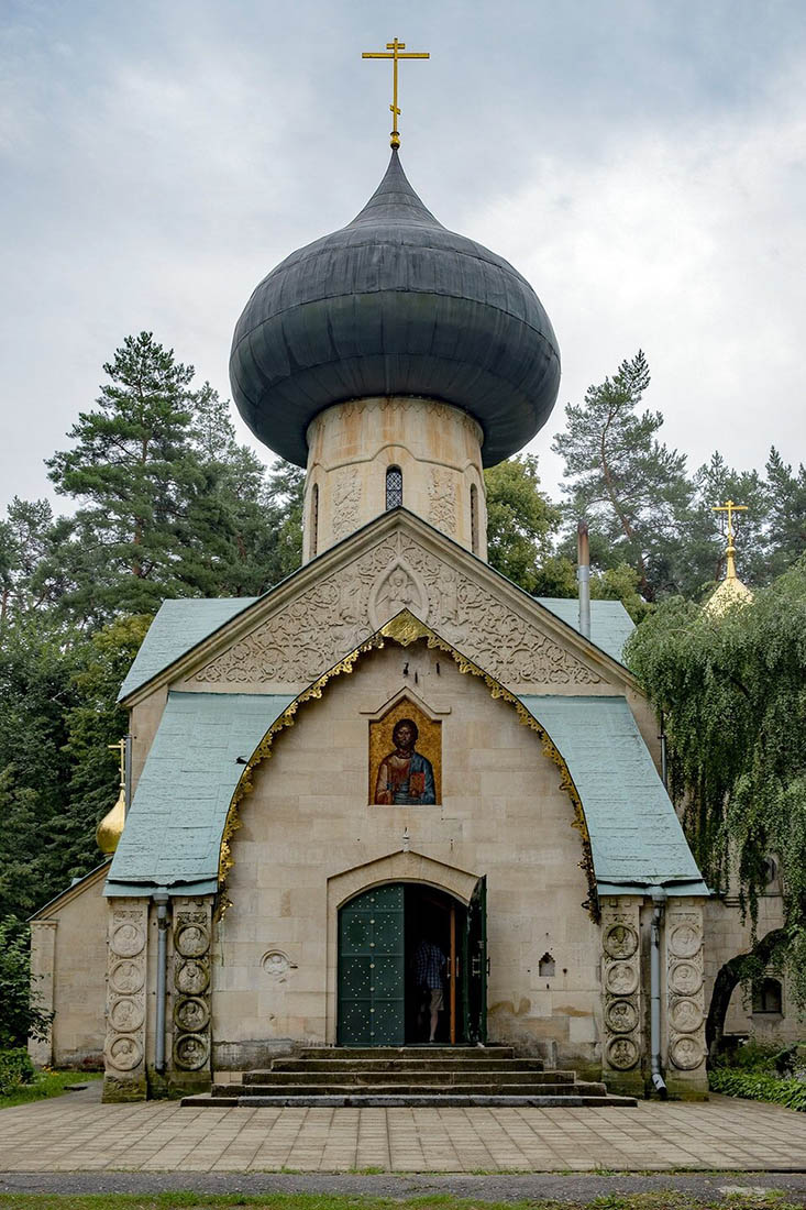 Сергей Конёнков. Спасо-Преображенский храм, 1913. Архитекторы А.В. Щусев и А.М. Рухлядев. Фасад - С.Т.  Конёнков. Розетки при входе - А.Т. Матвеев. Камень. Имение Натальевка, село Владимировка, Харьковская область, Украина