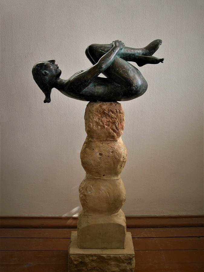 Виктор Корнеев. "В состоянии покоя", 2002. Бронза, камень, 120х60х40 см. Фото из архива Виктора Корнеева
