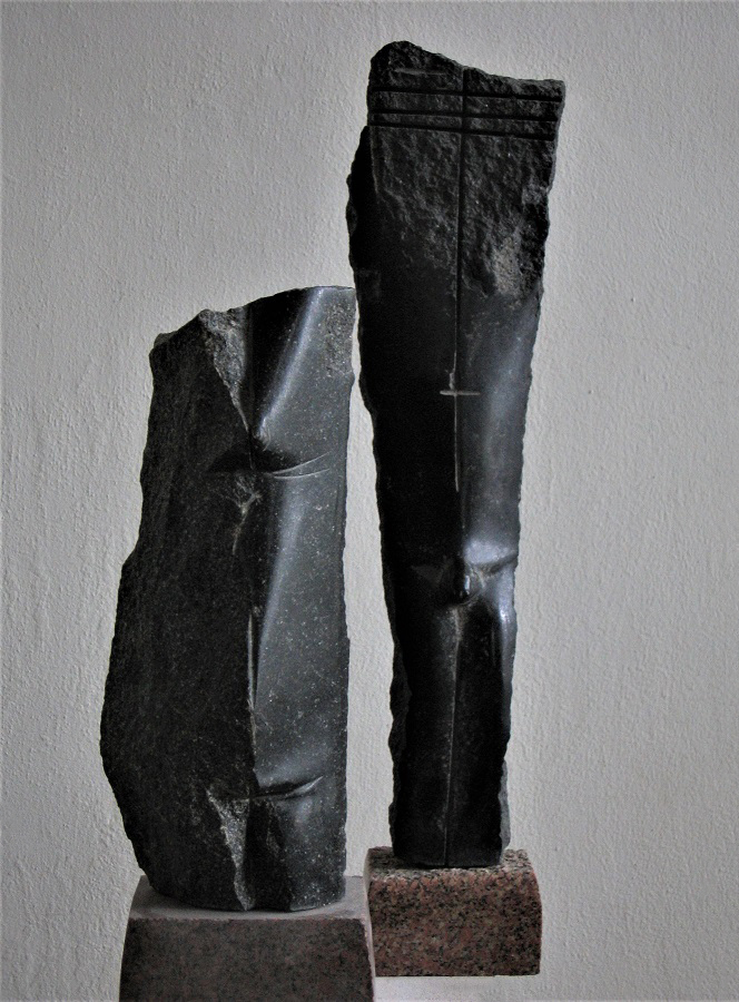 Виктор Корнеев. "Два торса", 2002. Гранит, 60х35х30 см. Фото из архива Виктора Корнеева
