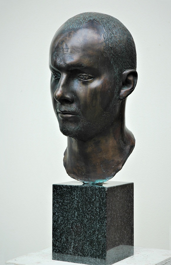 Виктор Корнеев. "Портрет Максима", 2002. Бронза, 55х27х25 см. Фото из архива Виктора Корнеева