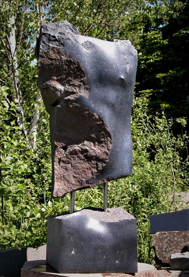 Виктор Корнеев. "Черный торс", 2002. Гранит, 120х50х35 см. Фото из архива Виктора Корнеева