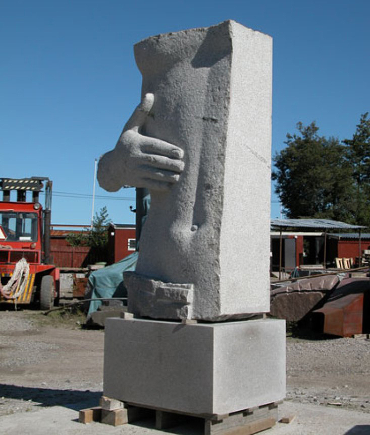 Виктор Корнеев. "Живой", 2006. Гранит, 215х110х65 см. Фото из архива Виктора Корнеева