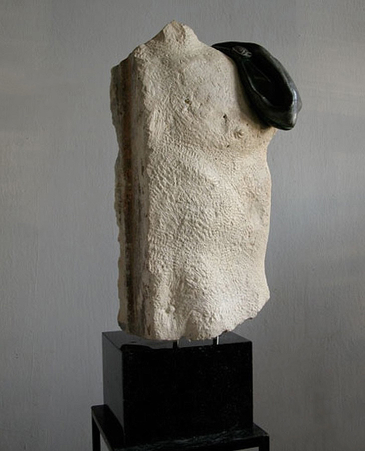 Виктор Корнеев. "Торс", 2009. Известняк, 90х40х20 см. Фото из архива Виктора Корнеева