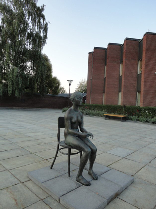 Виктор Корнеев. "Девушка на стуле", 2011. Бронза, 130х100х60 см. Фото из архива Виктора Корнеева