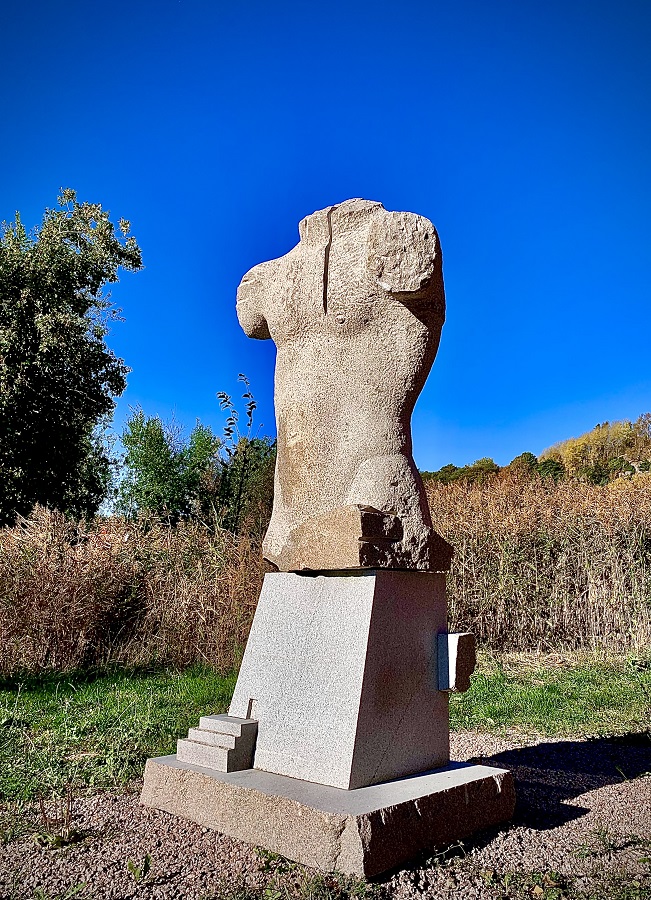 Виктор Корнеев. "Восхождение", 2021. Гранит, 250х110х90 см. Фото из архива Виктора Корнеева