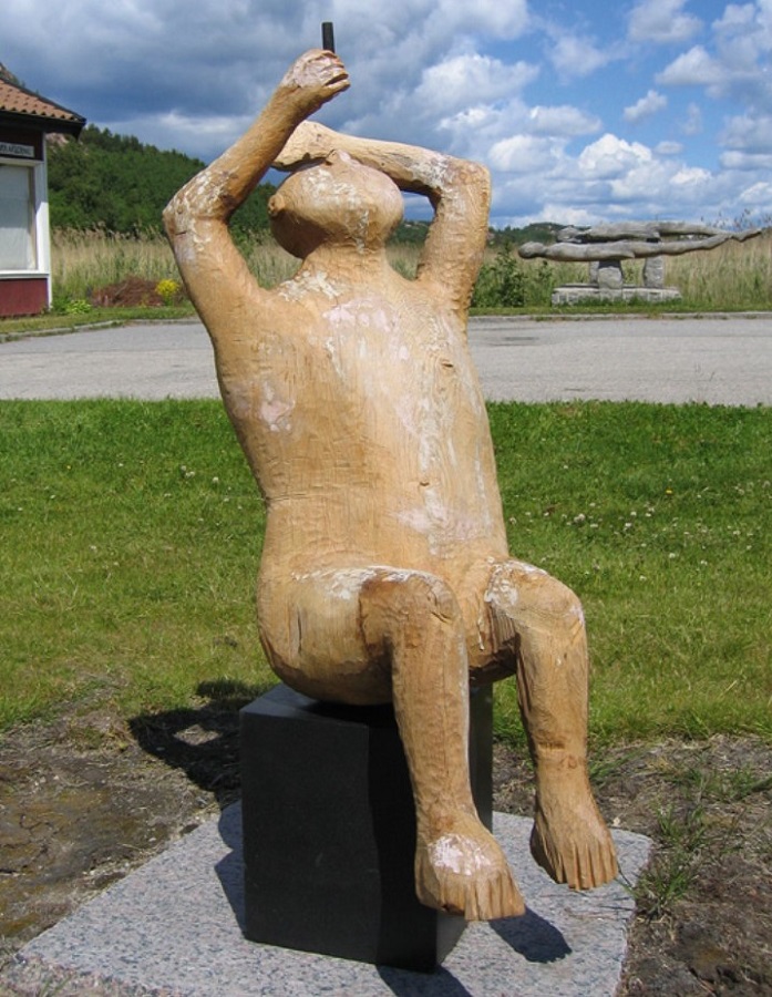 ''Нирвана'', 2000. Дерево, металл, 95х46х50 см