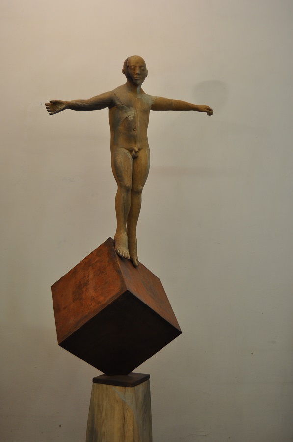 ''Равновесие'', 2011. Дерево, железо, 210х70х90 см