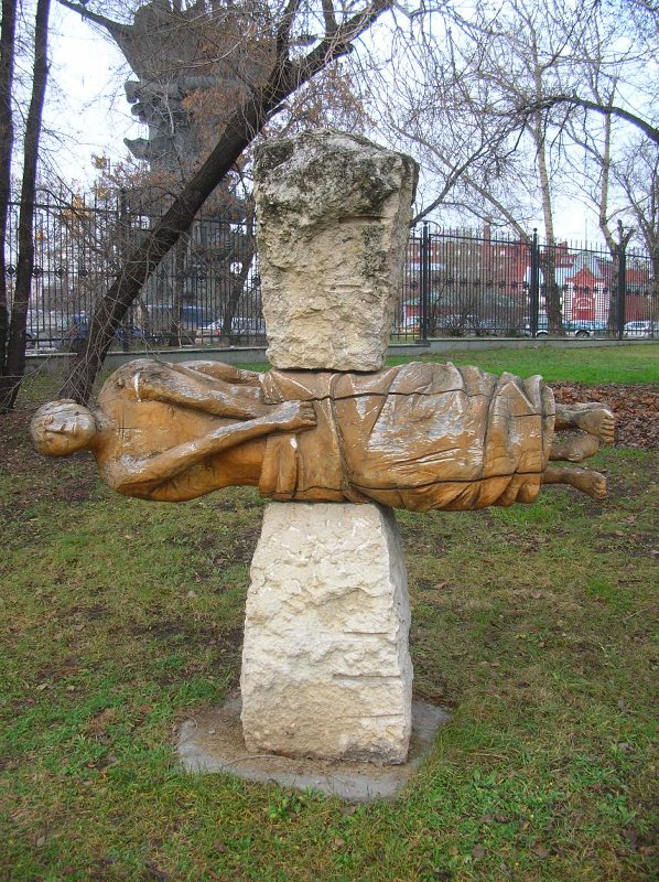 ''Двое'', 1998. Камень, дерево, 180х210х60 см.Парк искусств ''Музеон'', Москва