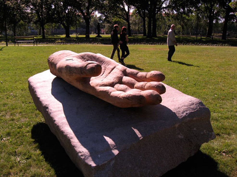 ''Великодушие'', 2007. Дерево, гранит, 280х150х150 см.Стенунгсунд