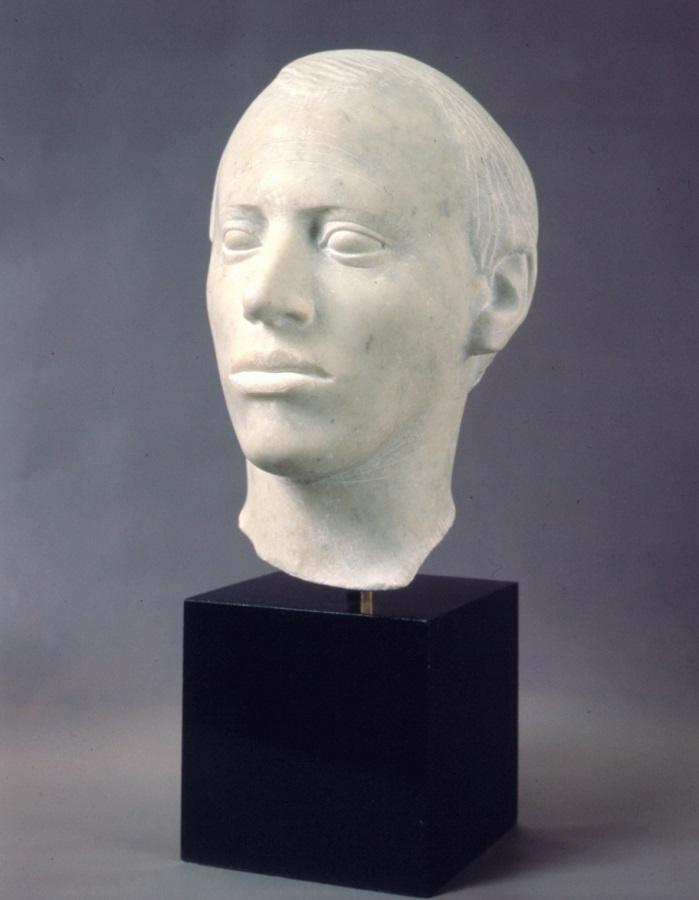 Виктор Корнеев. ''Мужской портрет'', 1990. Мрамор, гранит, 40х20х21 см. Московский государственный музей ''Дом Бурганова''. Фото из архива Виктора Корнеева