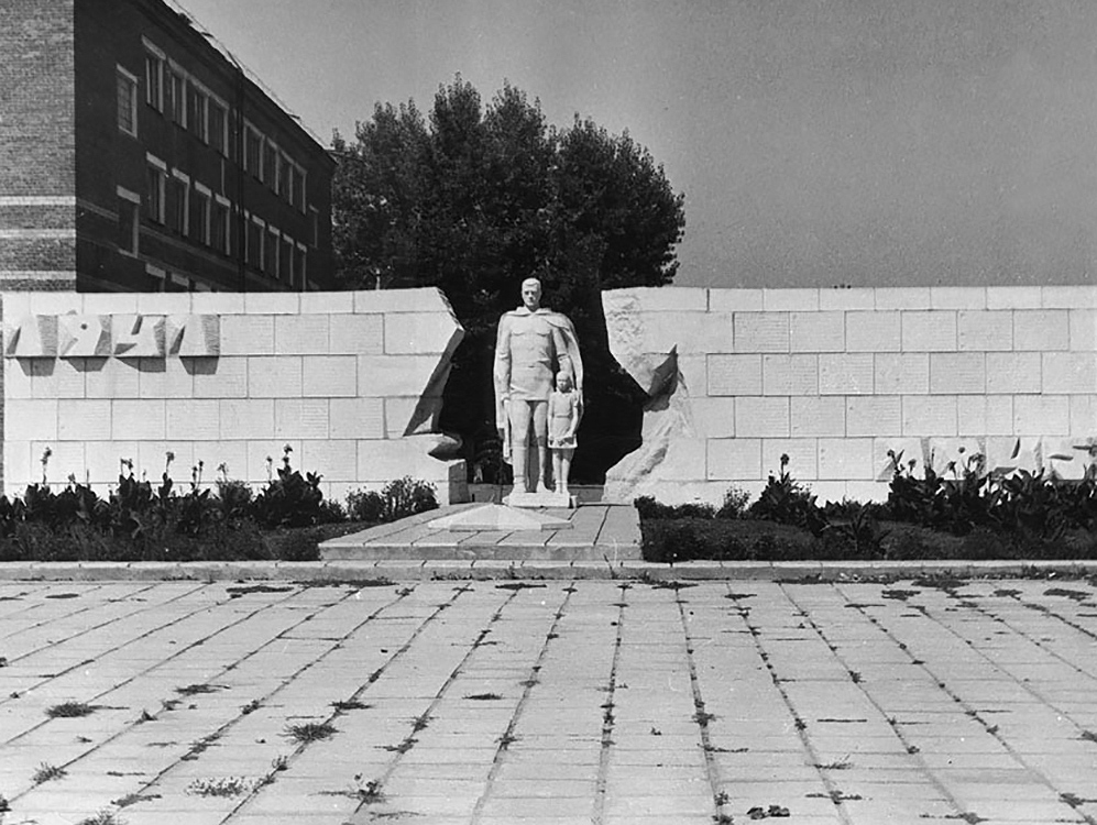 Михаил Лушников. "Памяти павших в 1941-1945 годах", 1985. Бетон, высота 410 см. Архитектор В.С. Кубасов. Станица Ясенская, Краснодарский край. Фото из архива Михаила Лушникова