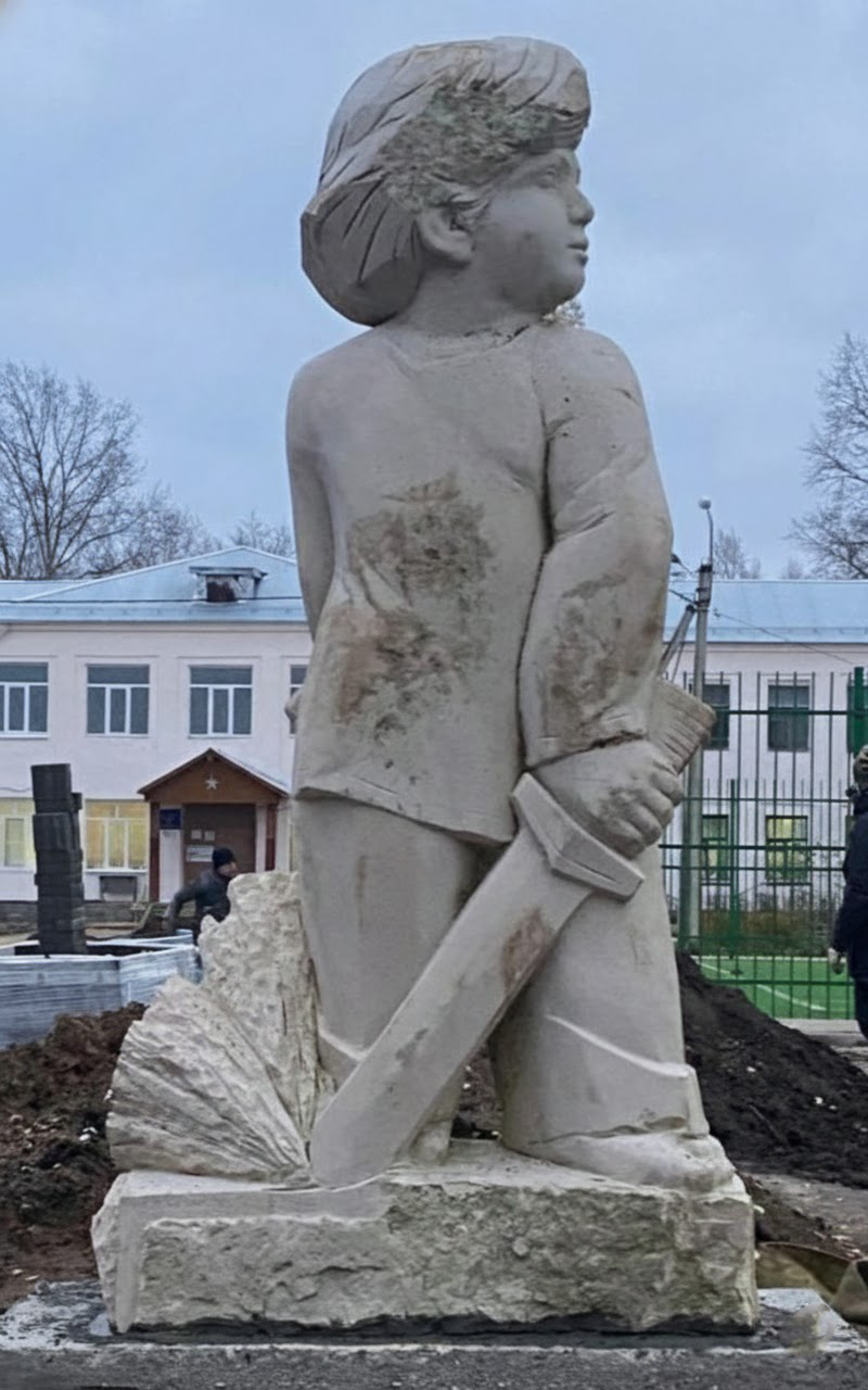 "Юный воин" (Коловрат), 2025. Известняк, 200х120х50 см.Собинка, Владимирская область