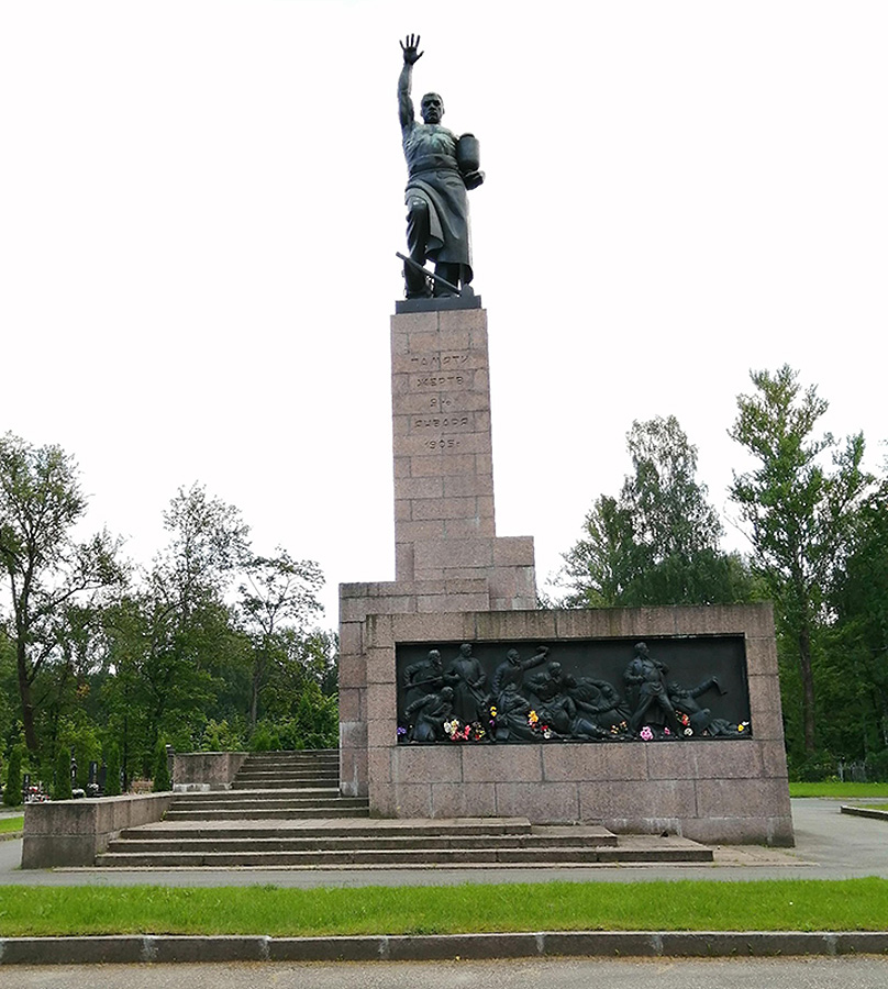 Матвей Манизер. Памятник "Жертвам 9 января 1905 года", 1931. Бронза, гранит, высота фигуры 7 м, общая высота 17,8 м. Архитектор В.А. Витман. С.-Петербург