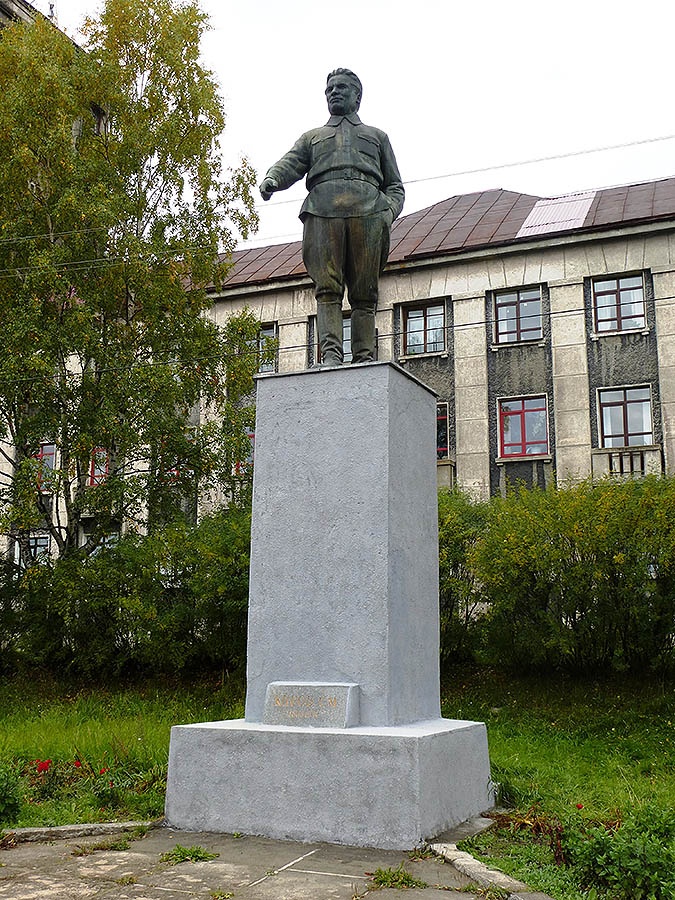 Матвей Манизер. Памятник С.М. Кирову, 1936. Бронза, камень, высота фигуры 250 см, высота пьедестала 450 см. Архитектор Л.А. Ильин. Медвежьегорск, Карелия. Копия памятника, установленного в Петрозаводске в 1936