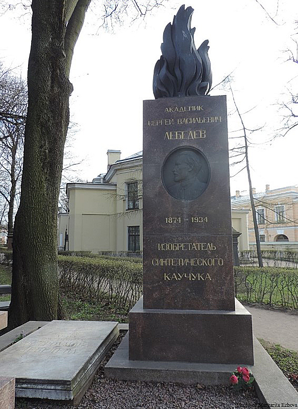 Матвей Манизер. Памятник химику С.В. Лебедеву, 1936. Гранит, мрамор, бронза, 360х112х100 см, барельеф - 56х45х3,5 см. Совместно с А.П. Остроумовой-Лебедевой. С.-Петербург. Фото Маргариты Ежевой