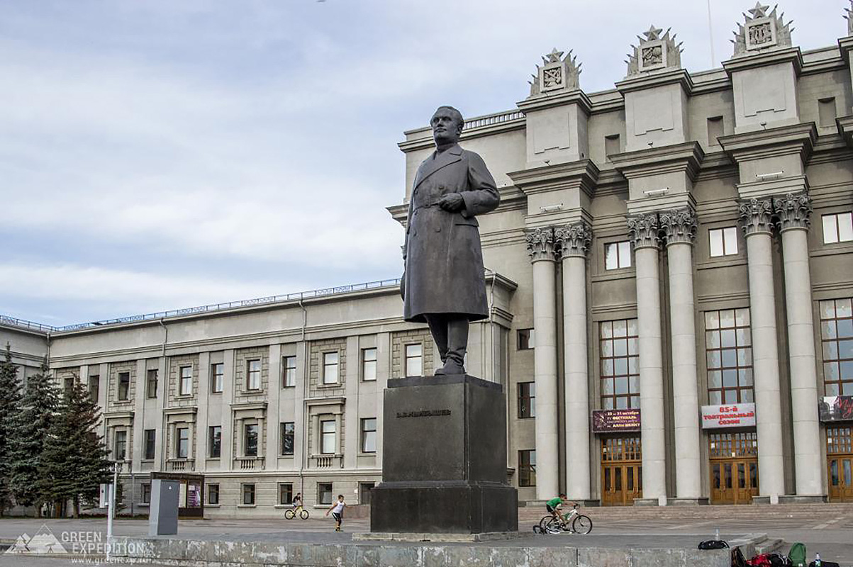 Матвей Манизер. Памятник В.В. Куйбышеву, 1938. Бронза, гранит, общая высота 700 см. Архитектор Н.А. Троцкий. Самара