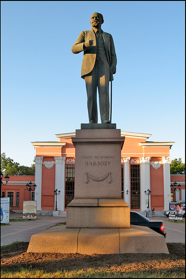 Матвей Манизер. Памятник академику И.П. Павлову, 1949. Бронза, гранит, высота фигуры 340 см, общая высота 750 см. Архитектор А.А. Дзержкович. Рязань. Фото Дмитрия Мозжухина