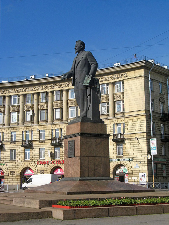 Матвей Манизер. Памятник М.И. Калинину, 1955. Бронза, гранит, высота фигуры 500 см, высота постамента 450 см. Архитекторы А.К. Барутчев, Я.О. Рубанчик. С.-Петербург. Фото Екатерины Борисовой