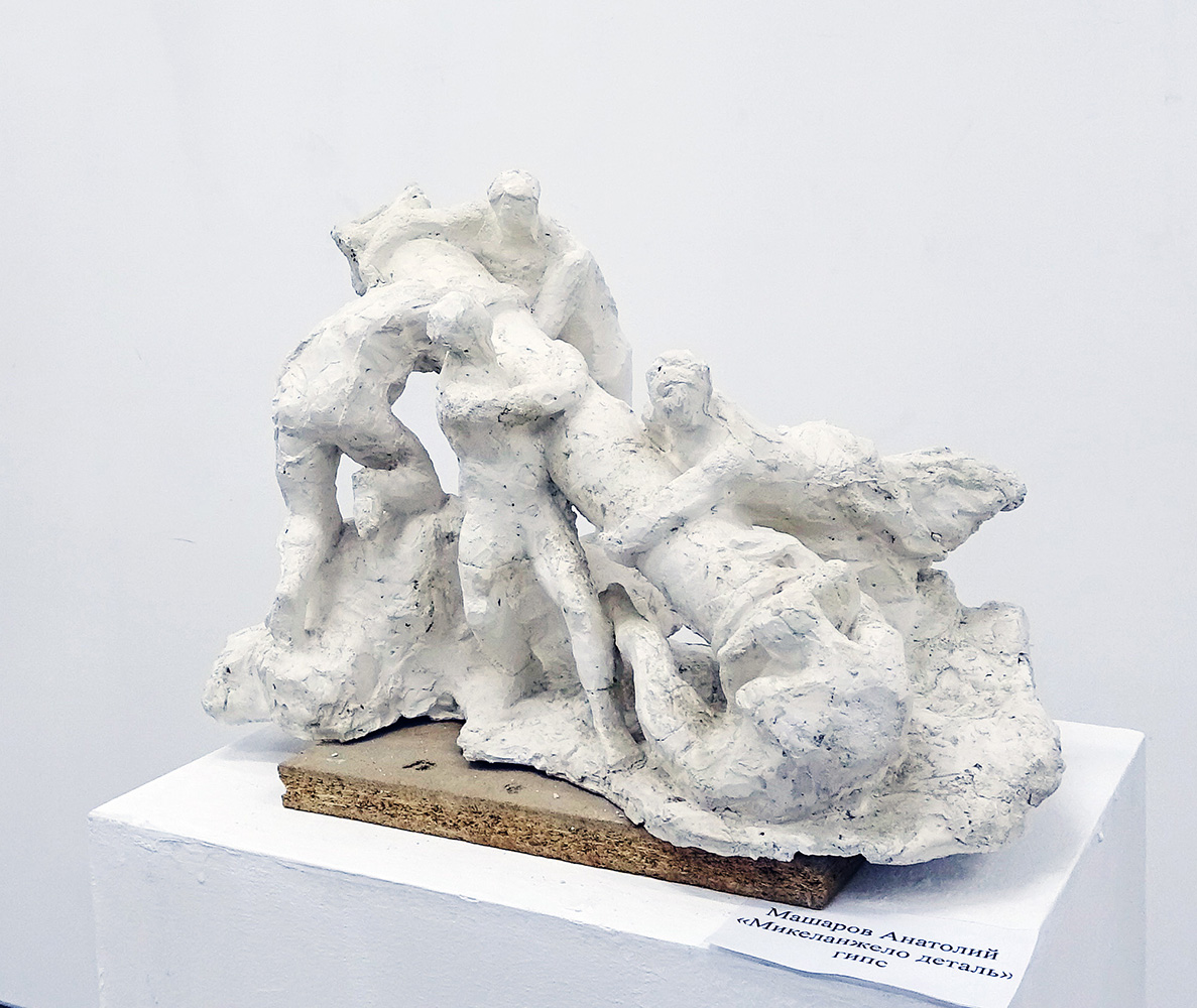 Анатолий Машаров. "Микеланджело. Деталь" (ракурс 2). Без даты создания. Гипс. Фото Алексея Приказчикова с персональной выставки Анатолия Машарова в выставочном зале ОМС, Москва, 2025