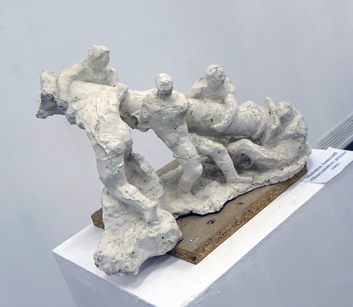 Анатолий Машаров. "Микеланджело. Деталь" (ракурс). Без даты создания. Гипс. Фото Алексея Приказчикова с персональной выставки Анатолия Машарова в выставочном зале ОМС, Москва, 2025