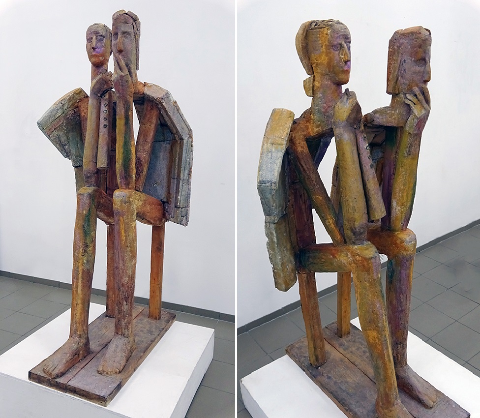 Анатолий Машаров. "Два ангела" (ракурсы). Без даты создания. Дерево, раскраска. Фото Алексея Приказчикова с персональной выставки Анатолия Машарова в выставочном зале ОМС, Москва, 2025