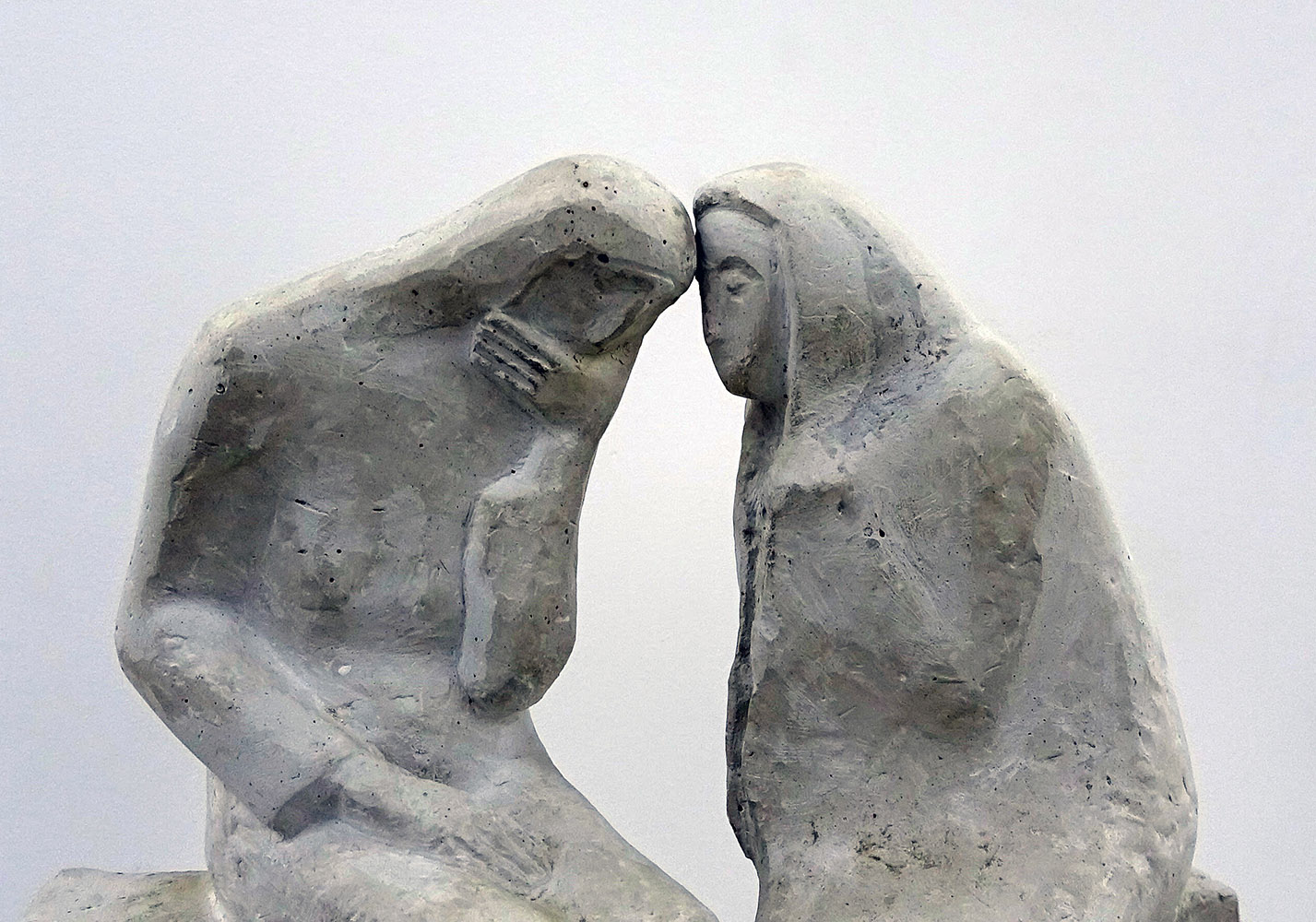 Анатолий Машаров. "Разговор" (фрагмент), 2008. Гипс. Фото Алексея Приказчикова с персональной выставки Анатолия Машарова в выставочном зале ОМС, Москва, 2025
