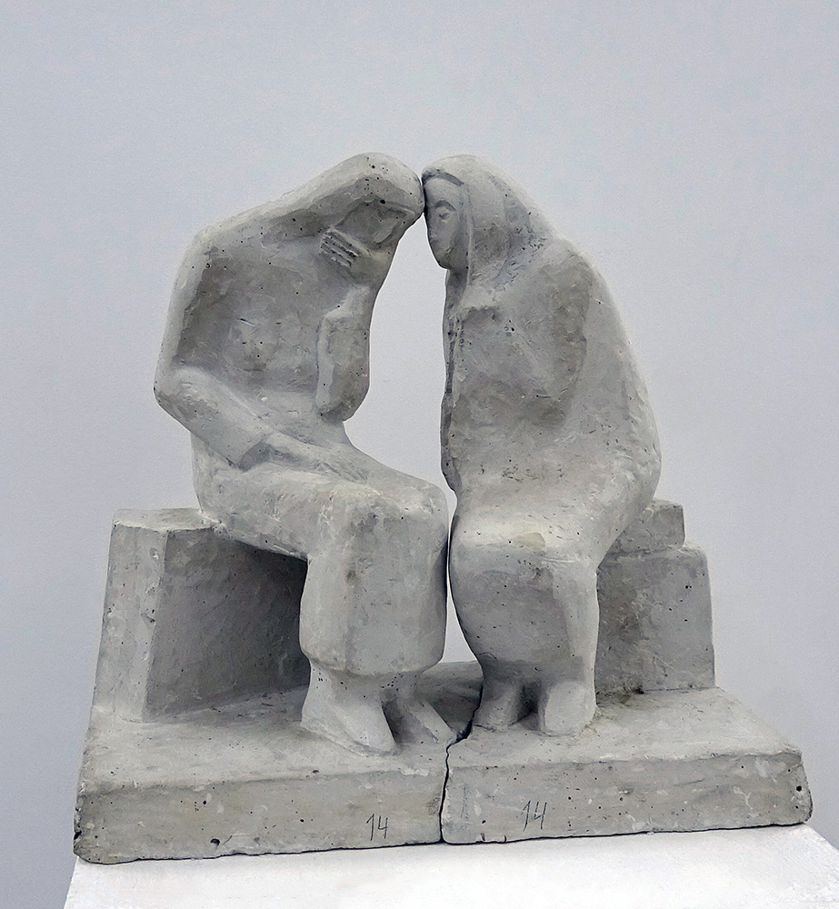 Анатолий Машаров. "Разговор", 2008. Гипс. Фото Алексея Приказчикова с персональной выставки Анатолия Машарова в выставочном зале ОМС, Москва, 2025