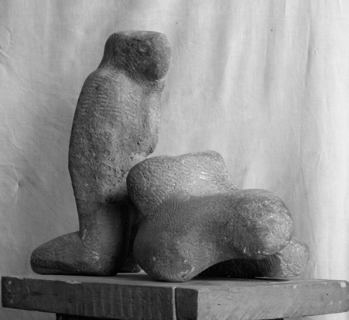 Анатолий Машаров. "Пиета" (ракурс), 2003. Камень, 55х42х25 см. Государственная Третьяковская галерея, Москва. Фото Анны Рождественской