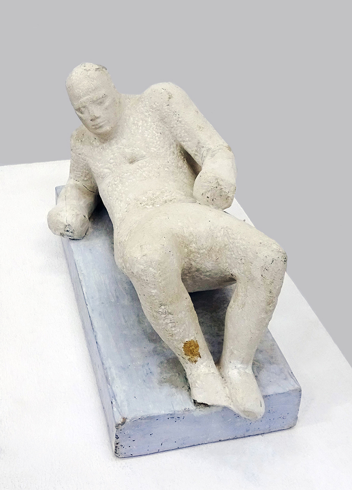 Анатолий Машаров. "Нокдаун" (ракурс 2), 2002. Камень, 46х20х20 см. Фото Алексея Приказчикова с персональной выставки Анатолия Машарова в выставочном зале ОМС, Москва, 2025