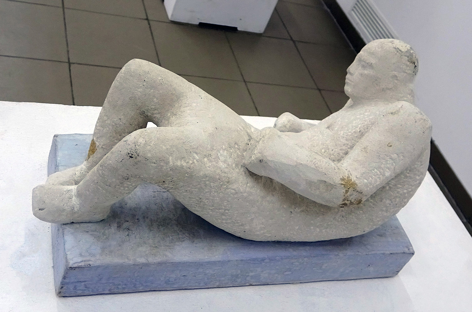 Анатолий Машаров. "Нокдаун" (ракурс), 2002. Камень, 46х20х20 см. Фото Алексея Приказчикова с персональной выставки Анатолия Машарова в выставочном зале ОМС, Москва, 2025