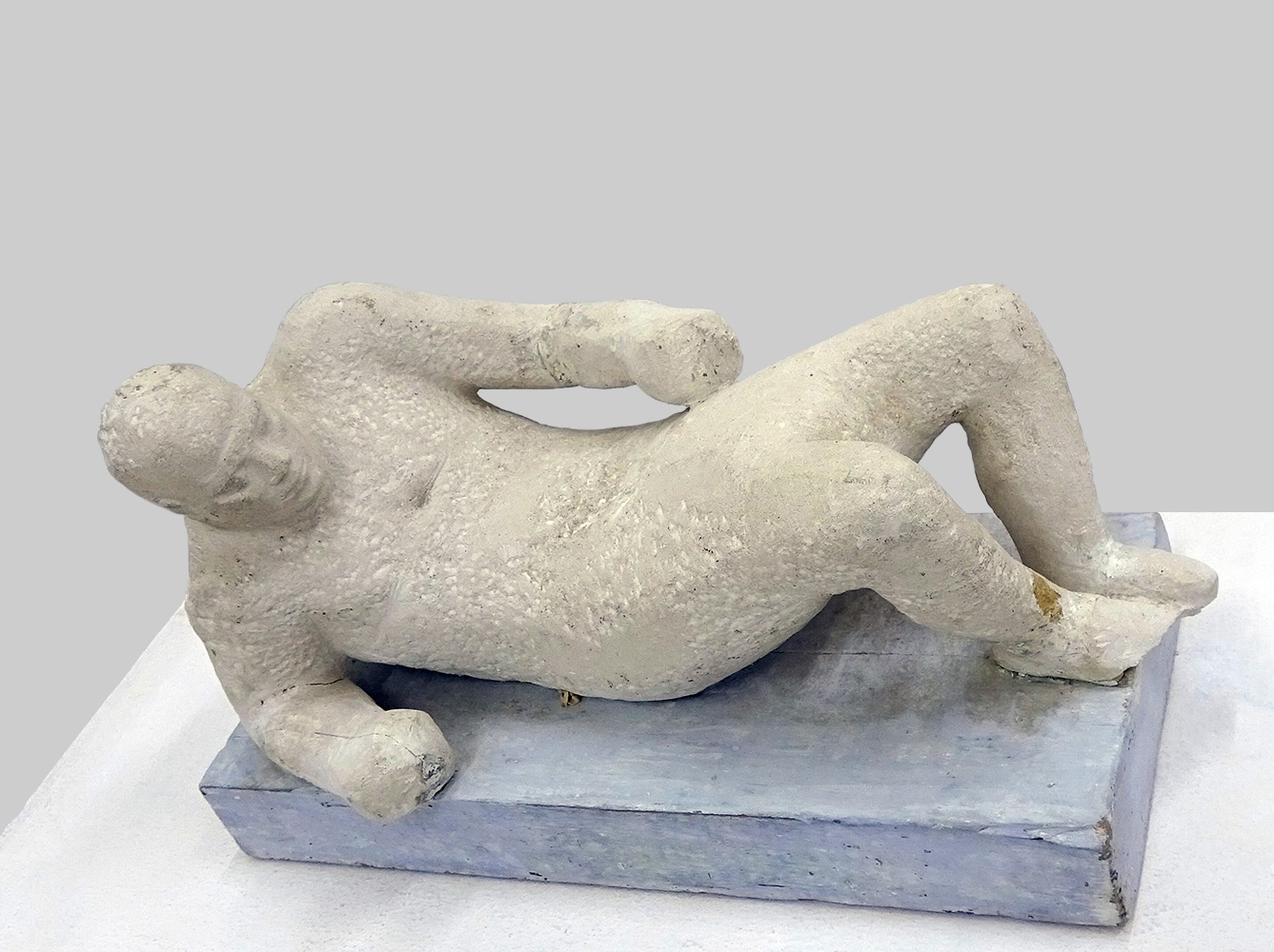 Анатолий Машаров. "Нокдаун", 2002. Камень, 46х20х20 см. Фото Алексея Приказчикова с персональной выставки Анатолия Машарова в выставочном зале ОМС, Москва, 2025