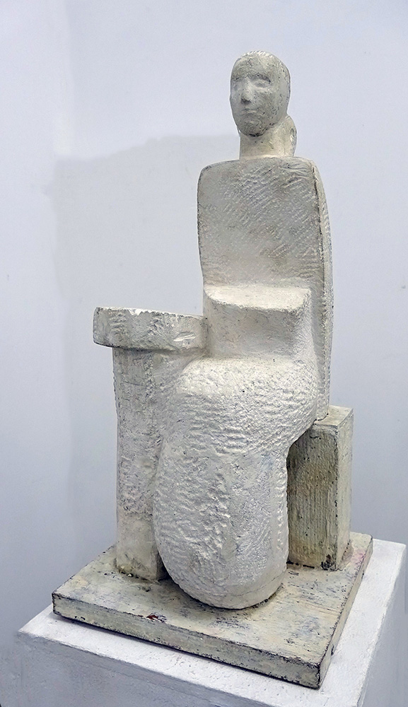 Анатолий Машаров. "Сидящая за туалетным столиком", 2001. Камень, 50х22х22 см. Фото Алексея Приказчикова с персональной выставки Анатолия Машарова в выставочном зале ОМС, Москва, 2025