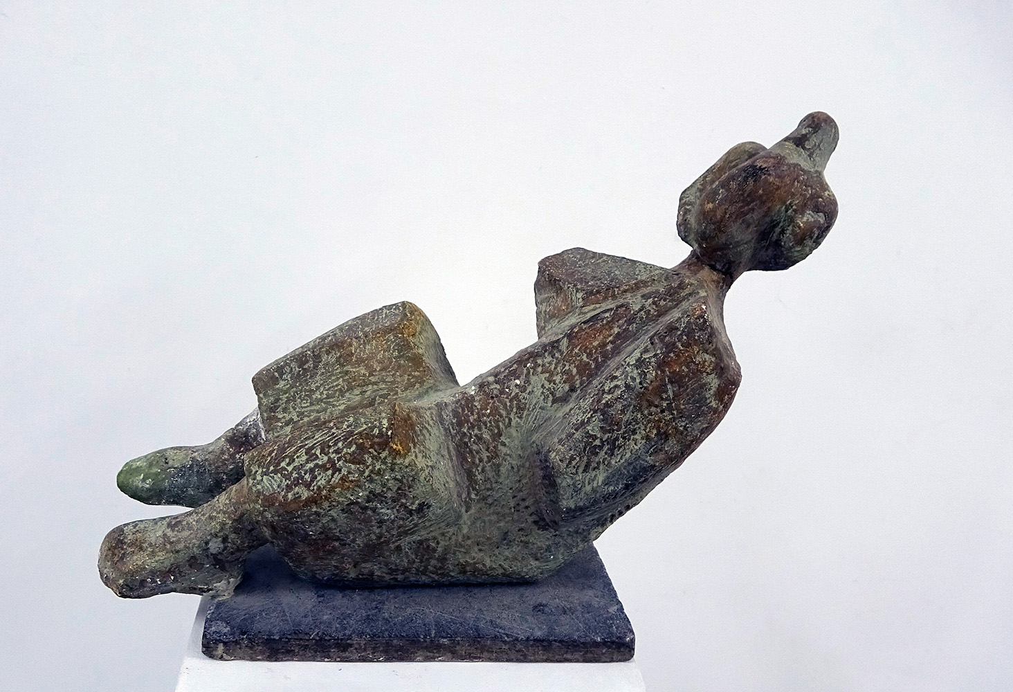 Анатолий Машаров. "Напряжение" (ракурс), 2000. Камень, 30х42х17 см. Фото Алексея Приказчикова с персональной выставки Анатолия Машарова в выставочном зале ОМС, Москва, 2025