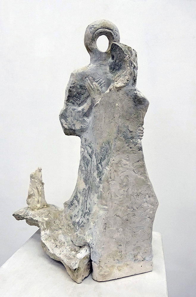 Анатолий Машаров. "Поцелуй Иуды" (Встреча), 1999. Камень, высота 45 см. Фото Алексея Приказчикова с персональной выставки Анатолия Машарова в выставочном зале ОМС, Москва, 2025