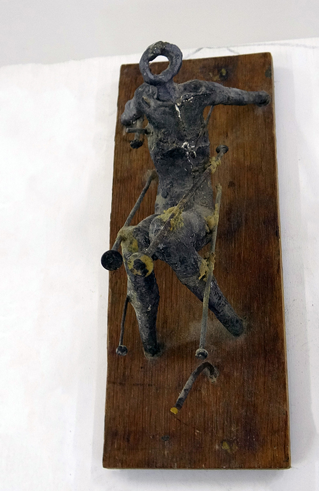 Анатолий Машаров. "Святой Себастьян" (ракурс 2), 1998. Металл, дерево, 22х32х10 см. Фото Алексея Приказчикова с персональной выставки Анатолия Машарова в выставочном зале ОМС, Москва, 2025